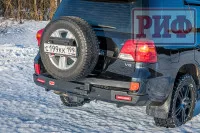 Бампер РИФ силовой задний Toyota Land Cruiser 200 2013-2015 с квадратом под фаркоп, калиткой, фонарями, подсветкой номера