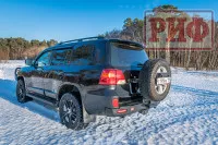 Бампер РИФ силовой задний Toyota Land Cruiser 200 2013-2015 с квадратом под фаркоп, калиткой, фонарями, подсветкой номера